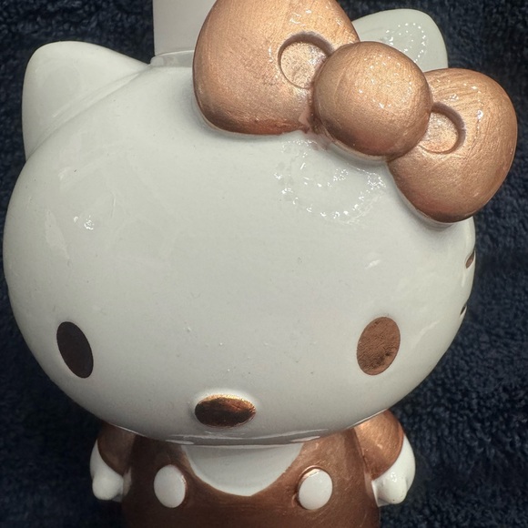 HELLO KITTY GOLD/ROSE GOLD BATHROOM SOAP/LOTION DISPENSER - Picture 2 of 6